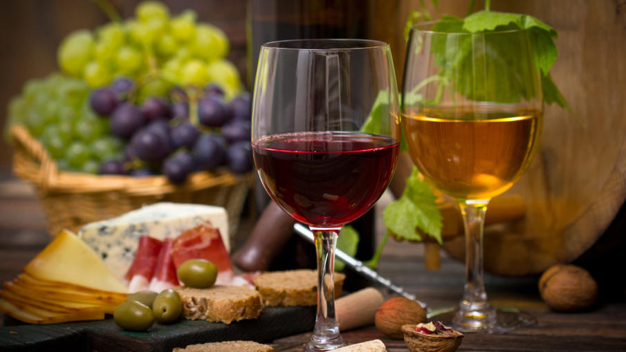 вино, хлеб и оливки