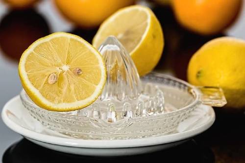 подготовка и добавление сока из лимонов для настойки